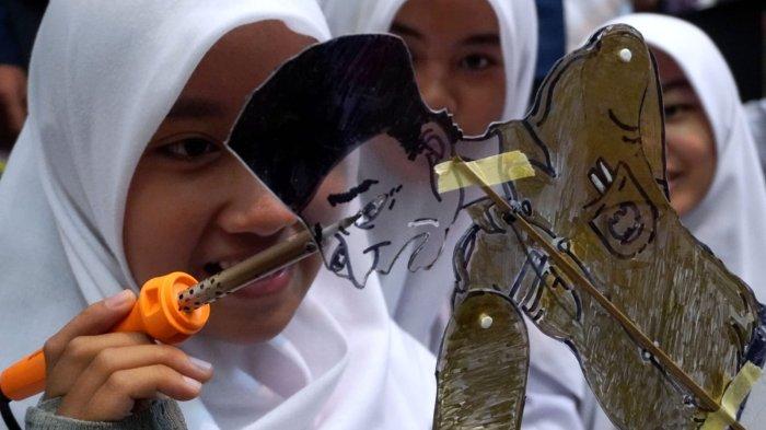 Pelajar mempraktikan membuat Wayang Tavip pada acara workshop di Monumen Perjuangan Rakyat Jawa Barat (Monpera Jabar), Jalan Dipatiukur, Kota Bandung, Jawa Barat, Rabu (1/11/2023).