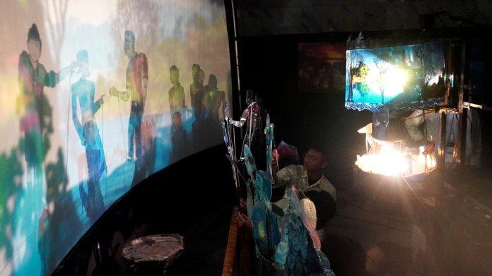 Salah satu kelompok pelajar menampilkan pertunjukan Wayang Tavip pada acara workshop di Monumen Perjuangan Rakyat Jawa Barat (Monpera Jabar), Jalan Dipatiukur, Kota Bandung, Jawa Barat, Rabu (1/11/2023).