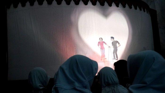 Para pelajar menyaksikan pertunjukan Wayang Tavip yang dipentaskan oleh salah satu kelompok pelajar pada acara workshop di Monumen Perjuangan Rakyat Jawa Barat (Monpera Jabar), Jalan Dipatiukur, Kota Bandung, Jawa Barat, Rabu (1/11/2023).