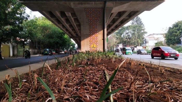 Pengguna jalan melewati taman yang tidak terawat di bawah Jalan Layang / Flyover Kopo, Kota Bandung, Jawa Barat, Rabu (8/11/2023).