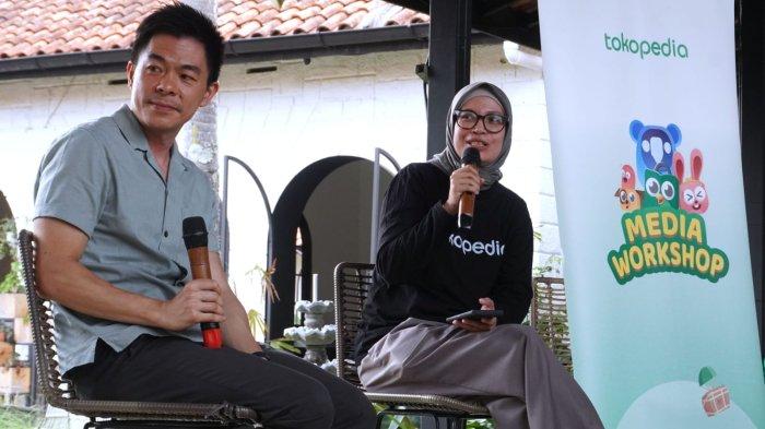 Kepala Divisi Komunikasi Tokopedia, Rizky Juanita Azuz dan pemilik usaha Dendeng Kukuruyuk, David Perdana Haryadi menjadi pembicara pada kegiatan Media Workshop Tokopedia Bersama UMKM Bandung Dendeng Kukuruyuk di Mr Roastman Experience, Jalan Ciumbuleuit, Kota Bandung, Jawa Barat, Rabu (22/11/2023).