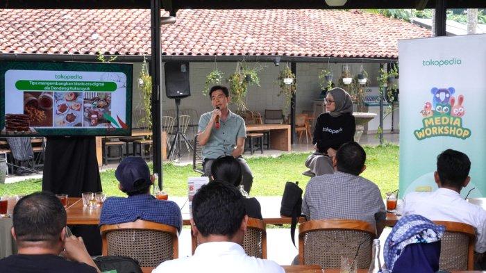 Kepala Divisi Komunikasi Tokopedia, Rizky Juanita Azuz dan pemilik usaha Dendeng Kukuruyuk, David Perdana Haryadi menjadi pembicara pada kegiatan Media Workshop Tokopedia Bersama UMKM Bandung Dendeng Kukuruyuk di Mr Roastman Experience, Jalan Ciumbuleuit, Kota Bandung, Jawa Barat, Rabu (22/11/2023).