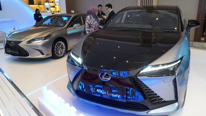 Pengunjung melihat kendaraan bermotor roda empat pada gelaran pameran otomotif Gaikindo Indonesia International Auto Show (GIIAS) Bandung 2023 di Sudirman Grand Ballroom, Jalan Sudirman, Kota Bandung, Jawa Barat, Rabu (22/11/2023).