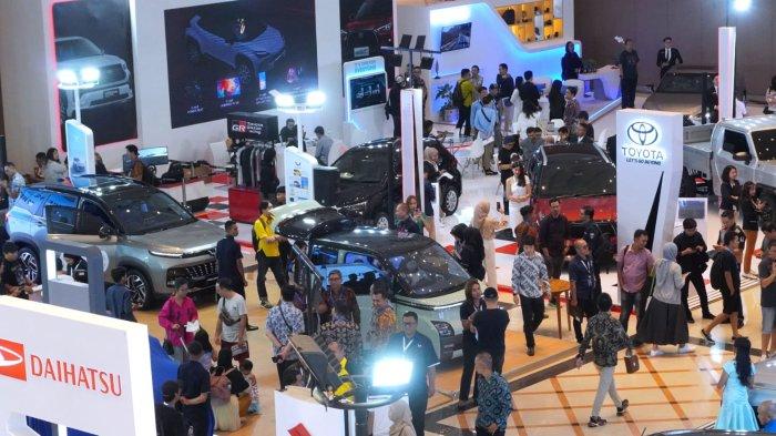 Pengunjung melihat kendaraan bermotor roda empat pada gelaran pameran otomotif Gaikindo Indonesia International Auto Show (GIIAS) Bandung 2023 di Sudirman Grand Ballroom, Jalan Sudirman, Kota Bandung, Jawa Barat, Rabu (22/11/2023).