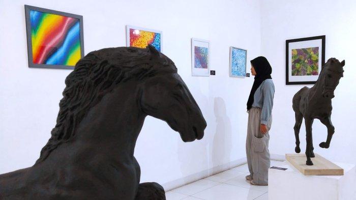 Pengunjung mengamati karya seni rupa pada gelaran Visual Art Festival (VAFest) bertajuk Interdisciplinary Visual Art Literacy di Galeri Pusat Kebudayaan Gedung Yayasan Pusat Kebudayaan (YPK), Jalan Naripan, Kota Bandung, Jawa Barat, Kamis (23/11/2023).