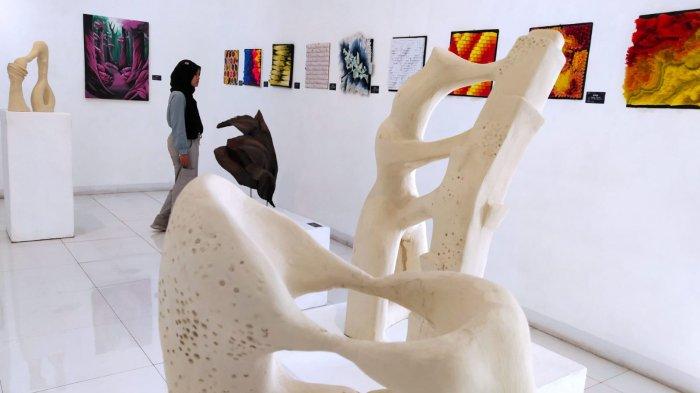Pengunjung mengamati karya seni rupa pada gelaran Visual Art Festival (VAFest) bertajuk Interdisciplinary Visual Art Literacy di Galeri Pusat Kebudayaan Gedung Yayasan Pusat Kebudayaan (YPK), Jalan Naripan, Kota Bandung, Jawa Barat, Kamis (23/11/2023).
