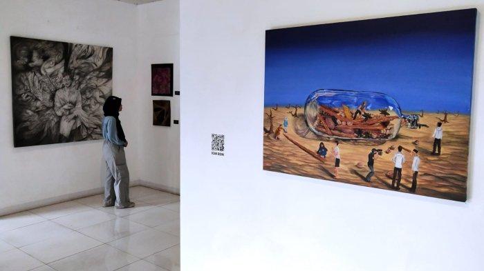 Pengunjung mengamati karya seni rupa pada gelaran Visual Art Festival (VAFest) bertajuk Interdisciplinary Visual Art Literacy di Galeri Pusat Kebudayaan Gedung Yayasan Pusat Kebudayaan (YPK), Jalan Naripan, Kota Bandung, Jawa Barat, Kamis (23/11/2023).
