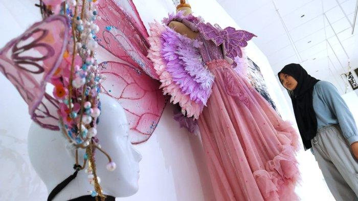 Pengunjung mengamati karya seni rupa pada gelaran Visual Art Festival (VAFest) bertajuk Interdisciplinary Visual Art Literacy di Galeri Pusat Kebudayaan Gedung Yayasan Pusat Kebudayaan (YPK), Jalan Naripan, Kota Bandung, Jawa Barat, Kamis (23/11/2023).