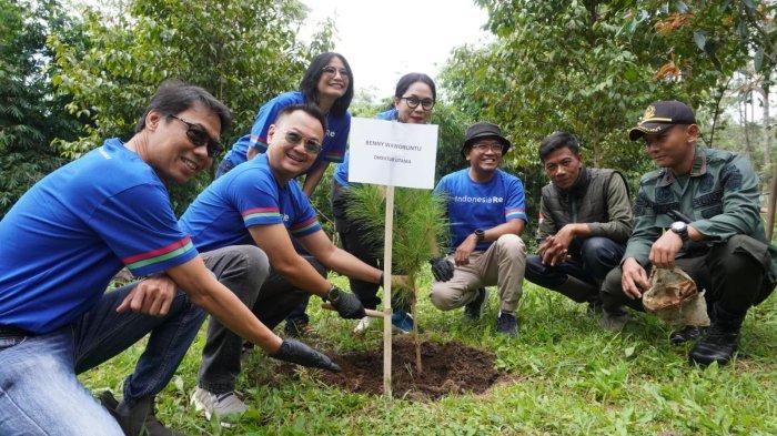 Direktur Utama PT Reasuransi Indonesia Utama (Indonesia Re) Benny Waworuntu (kedua dari kiri) disaksikan jajaran direksi, yakni Direktur Manajemen Risiko, Kepatuhan, SDM dan Corporate Secretary Robbi Y. Walid (kiri), Direktur Keuangan dan Aktuaria Maria Elvida Rita Dewi (ketiga dari kiri), Direktur Pengembangan dan Teknologi Informasi Beatrix Santi Anugrah (tengah), dan Direktur Teknik Operasi Delil Khairat (ketiga dari kanan), serta Kepala Resort Polisi Hutan (KRPH) Lembang Aang Farhan Setiawan (kanan), menanam pohon pinus di kawasan Cikole, Lembang, Jawa Barat, Kamis (30/11/2023).