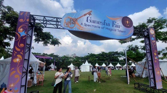 Sejumlah pengunjung menghadiri Ganesha Fair: A Spectacle of Magical Talent di Kiara Artha Park, Kota Bandung, Jawa Barat, Sabtu (2/12/2023).