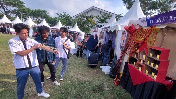 Sejumlah pengunjung mencoba salah satu permainan di booth Ganesha Fair: A Spectacle of Magical Talent di Kiara Artha Park, Kota Bandung, Jawa Barat, Sabtu (2/12/2023).