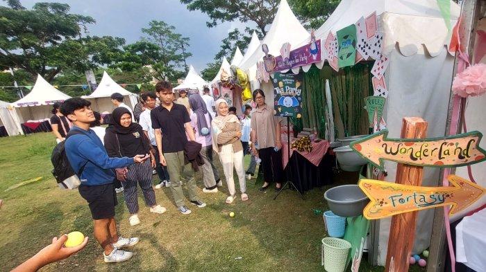Sejumlah pengunjung mencoba salah satu permainan di booth Ganesha Fair: A Spectacle of Magical Talent di Kiara Artha Park, Kota Bandung, Jawa Barat, Sabtu (2/12/2023).