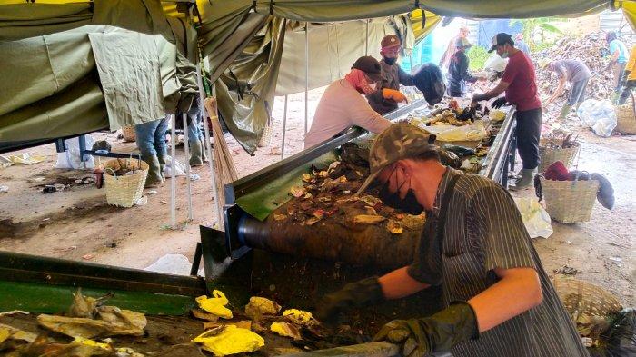 Sejumlah pekerja mensortir sampah sebelum masuk ke mesin Gibrik Mini untuk dipilah dan dicacah, di Tempat Pengolahan Sampah Terpadu (TPST) Gedebage, Kota Bandung, Jawa Barat, Senin (6/12/2023).