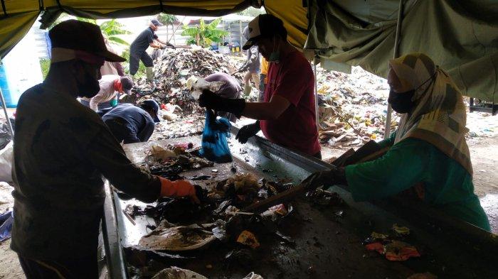 Sejumlah pekerja mensortir sampah sebelum masuk ke mesin Gibrik Mini untuk dipilah dan dicacah, di Tempat Pengolahan Sampah Terpadu (TPST) Gedebage, Kota Bandung, Jawa Barat, Senin (6/12/2023).