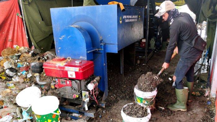 Pekerja memasukan sampah organik yang sudah dicacah di mesin Gibrik Mini ke dalam ember, di Tempat Pengolahan Sampah Terpadu (TPST) Gedebage, Kota Bandung, Jawa Barat, Senin (6/12/2023).