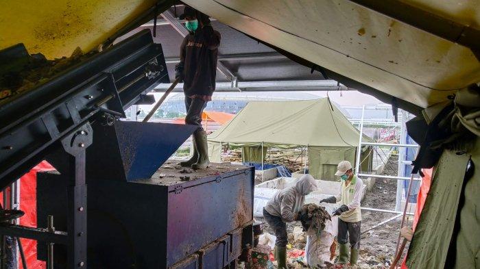 Pekerja memasukan sampah anorganik ke dalam karung setelah dipilah di mesin Gibrik Mini, di Tempat Pengolahan Sampah Terpadu (TPST) Gedebage, Kota Bandung, Jawa Barat, Senin (6/12/2023).