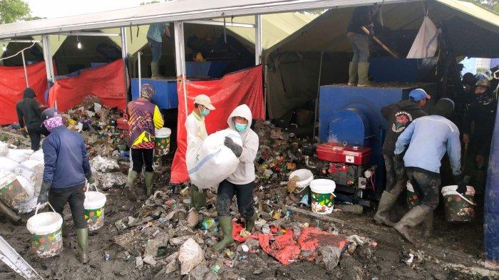Pekerja memasukan sampah organik ke dalam ember plastik dan sampah anorganik ke dalam karung setelah dicacah dan dipilah di mesin Gibrik Mini, di Tempat Pengolahan Sampah Terpadu (TPST) Gedebage, Kota Bandung, Jawa Barat, Senin (6/12/2023).