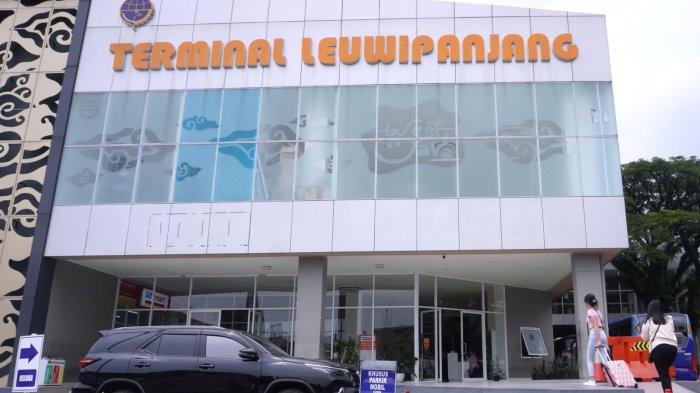 Calon penumpang tiba di Terminal Tipe A Leuwipanjang yang suasananya tampak bersih, di Kota Bandung, Jawa Barat, Jumat (8/12/2023).
