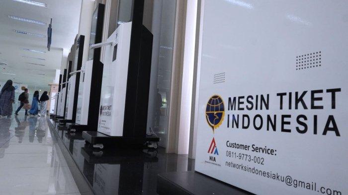 Calon penumpang melewati sejumlah unit mesin tiket yang masih belum berfungsi di lantai dua Terminal Tipe A Leuwipanjang, Kota Bandung, Jawa Barat, Jumat (8/12/2023).