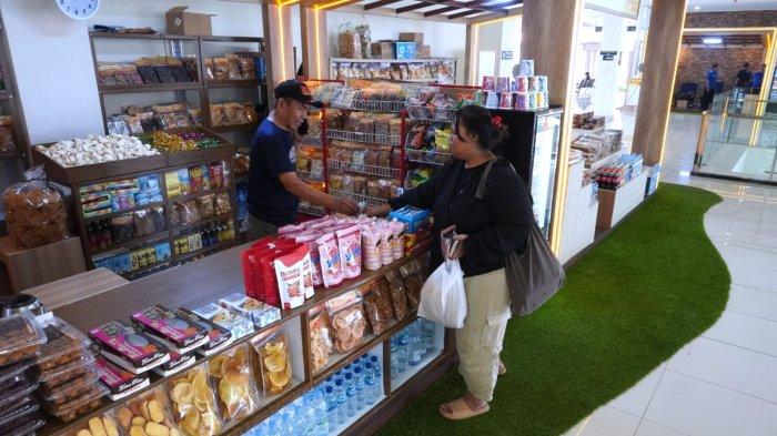Calon penumpang berbelanja di gerai oleh-oleh Bandung dan Jawa Barat di lantai dua Terminal Tipe A Leuwipanjang, Kota Bandung, Jawa Barat, Jumat (8/12/2023).