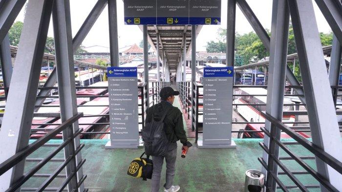 Calon penumpang berjalan di jembatan menuju peron keberangkatan bus di Terminal Tipe A Leuwipanjang, Kota Bandung, Jawa Barat, Jumat (8/12/2023).