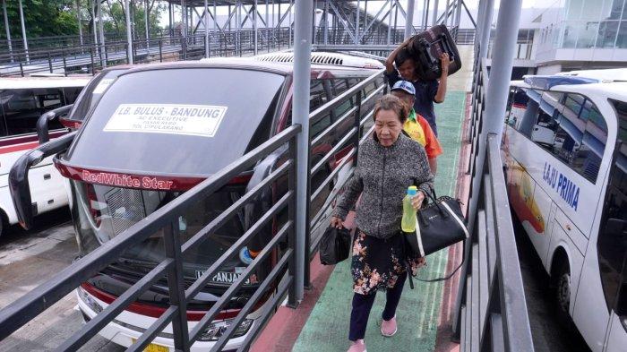 Calon penumpang berjalan di jembatan menuju peron keberangkatan bus di Terminal Tipe A Leuwipanjang, Kota Bandung, Jawa Barat, Jumat (8/12/2023).