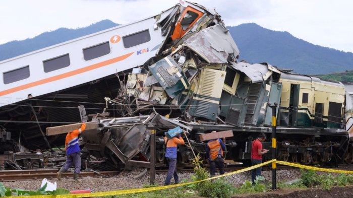 Petugas melakukan persiapan evakuasi kereta api (KA) Turangga dan KA Lokal Bandung Raya yang mengalami tabrakan di Desa Cikuya, Kecamatan Cicalengka, Kabupaten Bandung, Jawa Barat, Jumat (5/1/2024).