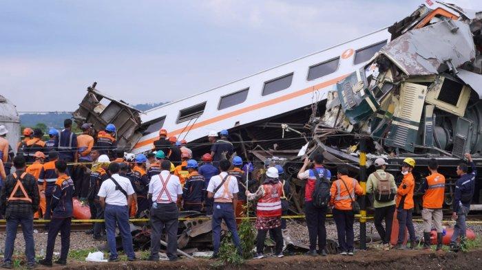 Petugas melakukan evakuasi korban tewas yang terjepit di gerbong kereta api (KA) Lokal Bandung Raya yang bertabrakan dengan KA Turangga di Desa Cikuya, Kecamatan Cicalengka, Kabupaten Bandung, Jawa Barat, Jumat (5/1/2024).