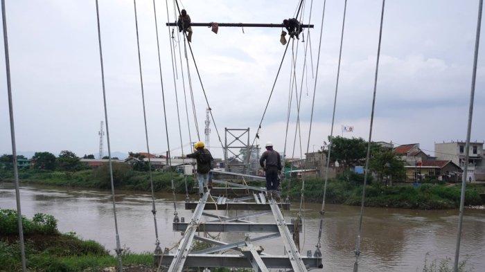 Sejumlah pekerja memasang hanger dan plat untuk bantalan jembatan pada proyek pembangunan Jembatan Roda Dua Rancamanyar, di Desa Rancamanyar, Kecamatan Baleendah, Kabupaten Bandung, Jawa Barat, Kamis (11/1/2024).
