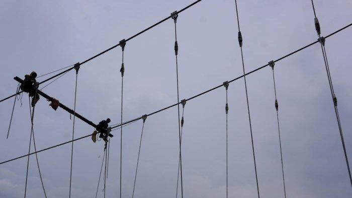 Sejumlah pekerja memasang hanger dan plat untuk bantalan jembatan pada proyek pembangunan Jembatan Roda Dua Rancamanyar, di Desa Rancamanyar, Kecamatan Baleendah, Kabupaten Bandung, Jawa Barat, Kamis (11/1/2024).