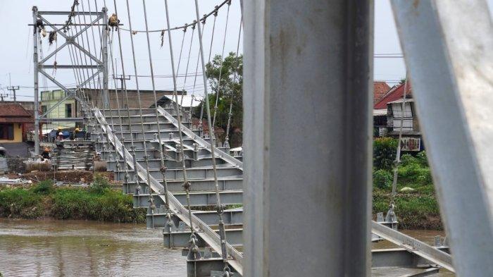 Sejumlah pekerja memasang hanger dan plat untuk bantalan jembatan pada proyek pembangunan Jembatan Roda Dua Rancamanyar, di Desa Rancamanyar, Kecamatan Baleendah, Kabupaten Bandung, Jawa Barat, Kamis (11/1/2024).