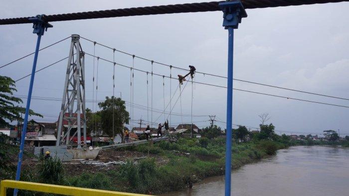 Sejumlah pekerja memasang hanger dan plat untuk bantalan jembatan pada proyek pembangunan Jembatan Roda Dua Rancamanyar, di Desa Rancamanyar, Kecamatan Baleendah, Kabupaten Bandung, Jawa Barat, Kamis (11/1/2024).