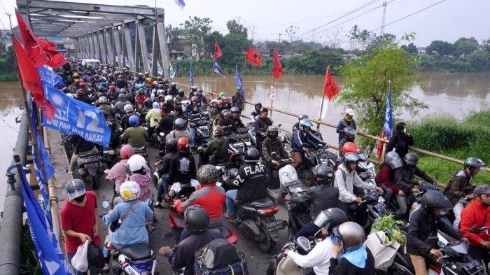 Kendaraan bermotor berjalan merayap saat terjebak kemacetan di Jalan Rancamanyar, Desa Rancamanyar, Kecamatan Baleendah, Kabupaten Bandung, Jawa Barat, Jumat (12/1/2023).
