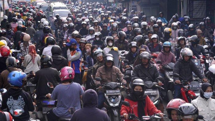 Kendaraan bermotor berjalan merayap saat terjebak kemacetan di Jalan Rancamanyar, Desa Rancamanyar, Kecamatan Baleendah, Kabupaten Bandung, Jawa Barat, Jumat (12/1/2023).