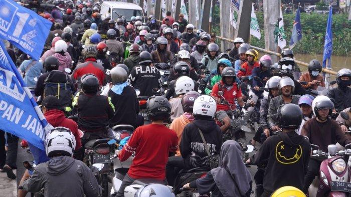 Kendaraan bermotor berjalan merayap saat terjebak kemacetan di Jalan Rancamanyar, Desa Rancamanyar, Kecamatan Baleendah, Kabupaten Bandung, Jawa Barat, Jumat (12/1/2023).