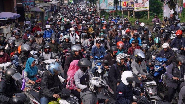 Kendaraan bermotor berjalan merayap saat terjebak kemacetan di Jalan Rancamanyar, Desa Rancamanyar, Kecamatan Baleendah, Kabupaten Bandung, Jawa Barat, Jumat (12/1/2023).