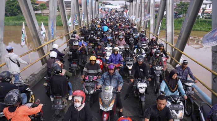 Kendaraan bermotor berjalan merayap saat terjebak kemacetan di Jalan Rancamanyar, Desa Rancamanyar, Kecamatan Baleendah, Kabupaten Bandung, Jawa Barat, Jumat (12/1/2023).