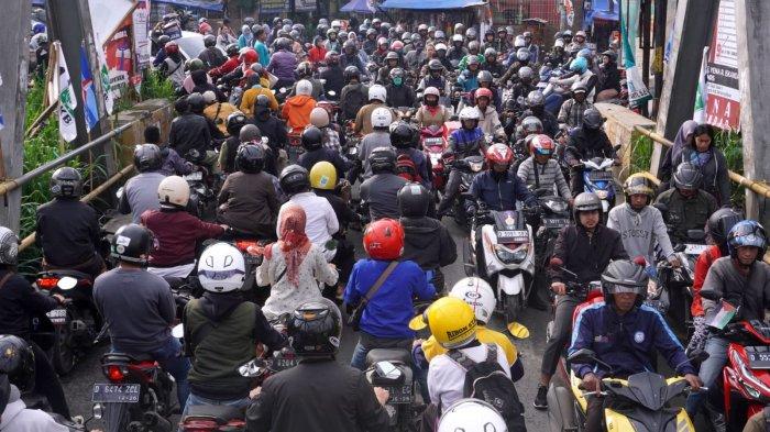 Kendaraan bermotor berjalan merayap saat terjebak kemacetan di Jalan Rancamanyar, Desa Rancamanyar, Kecamatan Baleendah, Kabupaten Bandung, Jawa Barat, Jumat (12/1/2023).