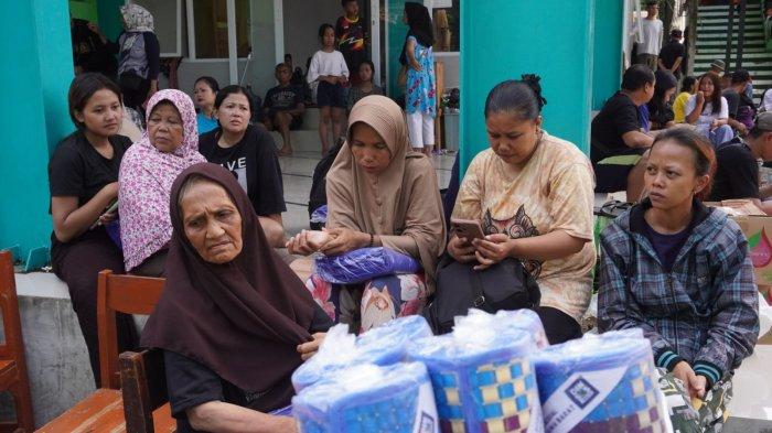 Warga terdampak tanggul Sungai Cigede yang jebol ditempatkan di Gedung SMPN 1 Dayeuhkolot, Kampung Lamajang Peuntas, Desa Citeureup, Kecamatan Dayeuhkolot, Kabupaten Bandung, Jawa Barat, Jumat (12/1/2024).