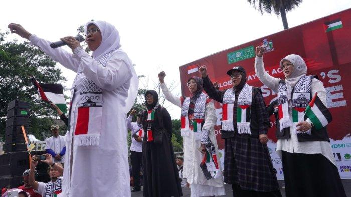 Istri mantan Wali Kota Bandung almarhum Oded M. Danial, Siti Muntamah (kiri) menyampaikan orasi dalam Global Day of Action to End Israel's Genocide - 100 Hari Genosida Gaza, di depan Gedung Sate, Jalan Diponegoro, Kota Bandung, Jawa Barat, Sabtu (13/1/2024).