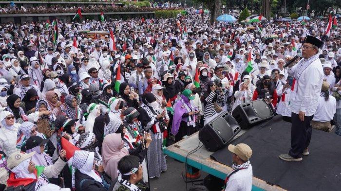 Mantan Gubernur Jawa Barat, Ahmad Heryawan menyampaikan orasi dalam Global Day of Action to End Israel's Genocide - 100 Hari Genosida Gaza, di depan Gedung Sate, Jalan Diponegoro, Kota Bandung, Jawa Barat, Sabtu (13/1/2024).