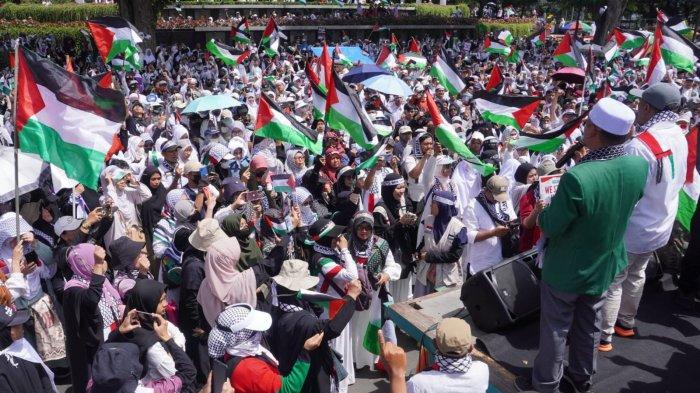 Ribuan orang menghadiri Global Day of Action to End Israel's Genocide - 100 Hari Genosida Gaza, di depan Gedung Sate, Jalan Diponegoro, Kota Bandung, Jawa Barat, Sabtu (13/1/2024).