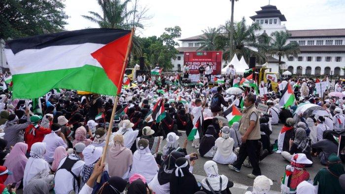 Ribuan orang menghadiri Global Day of Action to End Israel's Genocide - 100 Hari Genosida Gaza, di depan Gedung Sate, Jalan Diponegoro, Kota Bandung, Jawa Barat, Sabtu (13/1/2024).