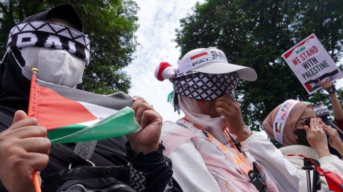 Massa aksi melakukan tutup mata selama 100 detik saat mengikuti Global Day of Action to End Israel's Genocide - 100 Hari Genosida Gaza, di depan Gedung Sate, Jalan Diponegoro, Kota Bandung, Jawa Barat, Sabtu (13/1/2024).