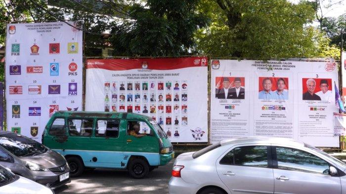 Pengguna jalan melintasi Alat Peraga Kampanye (APK) Pemilu 2024 berupa baliho Tanda Gambar Partai Politik Peserta Pemilu 2024, Daftar Calon Anggota DPD RI Daerah Pemilihan Jawa Barat, dan Daftar Pasangan Calon Presiden dan Wakil Presiden, di Jalan Sumatera, Kota Bandung, Jawa Barat, Selasa (16/1/2024).