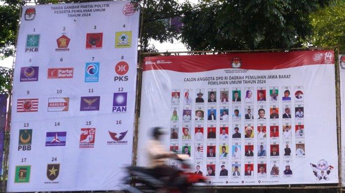 Pengguna jalan melintasi Alat Peraga Kampanye (APK) Pemilu 2024 berupa baliho Tanda Gambar Partai Politik Peserta Pemilu 2024 dan Daftar Calon Anggota DPD RI Daerah Pemilihan Jawa Barat, di Jalan Sumatera, Kota Bandung, Jawa Barat, Selasa (16/1/2024).