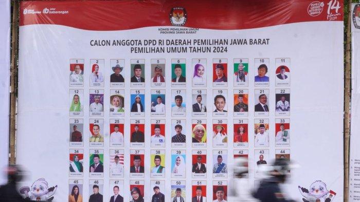 Pengguna jalan melintasi Alat Peraga Kampanye (APK) Pemilu 2024 berupa baliho Daftar Calon Anggota DPD RI Daerah Pemilihan Jawa Barat, di Jalan Sumatera, Kota Bandung, Jawa Barat, Selasa (16/1/2024).