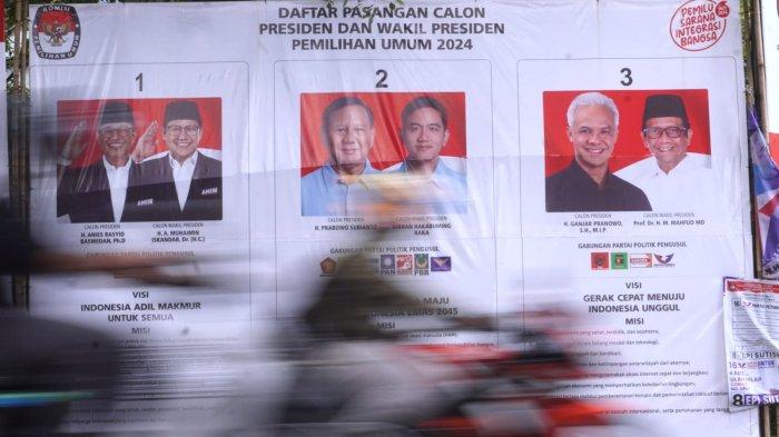 Pengguna jalan melintasi Alat Peraga Kampanye (APK) Pemilu 2024 berupa baliho Daftar Pasangan Calon Presiden dan Wakil Presiden, di Jalan Sumatera, Kota Bandung, Jawa Barat, Selasa (16/1/2024).