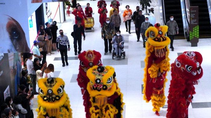 Kesenian barongsai mengiringi jajaran komisaris dan direksi PT Summarecon Agung Tbk. serta pejabat lainnya saat melakukan peninjauan area dalam mal seusai secara resmi membuka Summarecon Mall Bandung (Summaba) di kawasan Summarecon Bandung, Gedebage, Kota Bandung, Jawa Barat, Kamis (18/1/2024).