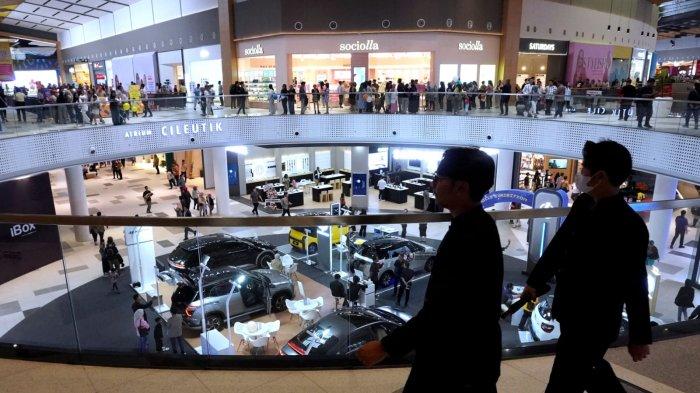Warga mengunjungi Summarecon Mall Bandung (Summaba) seusai resmi dibuka, di kawasan Summarecon Bandung, Gedebage, Kota Bandung, Jawa Barat, Kamis (18/1/2024).